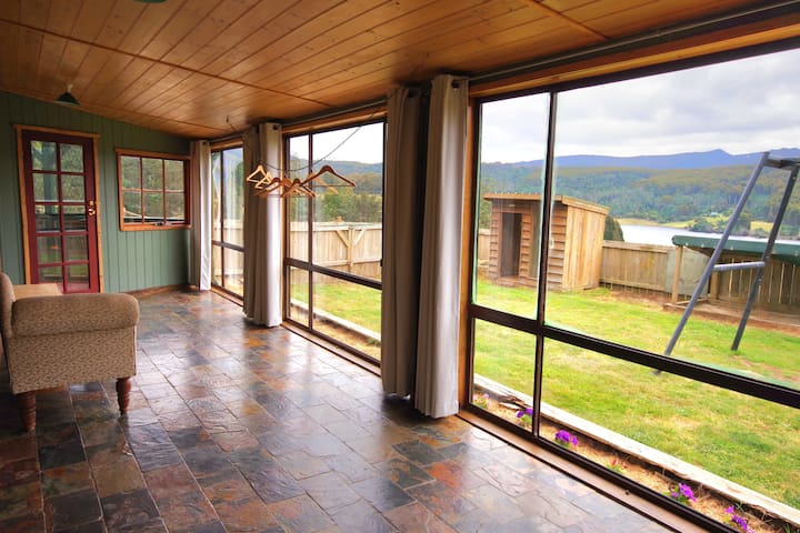 Cradle Mountain lakeside Homestead gallery image 4