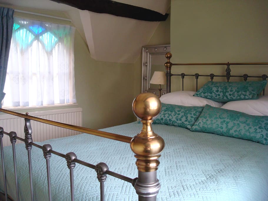 Minster bedroom overlooking York Minster with Queen bed & TV