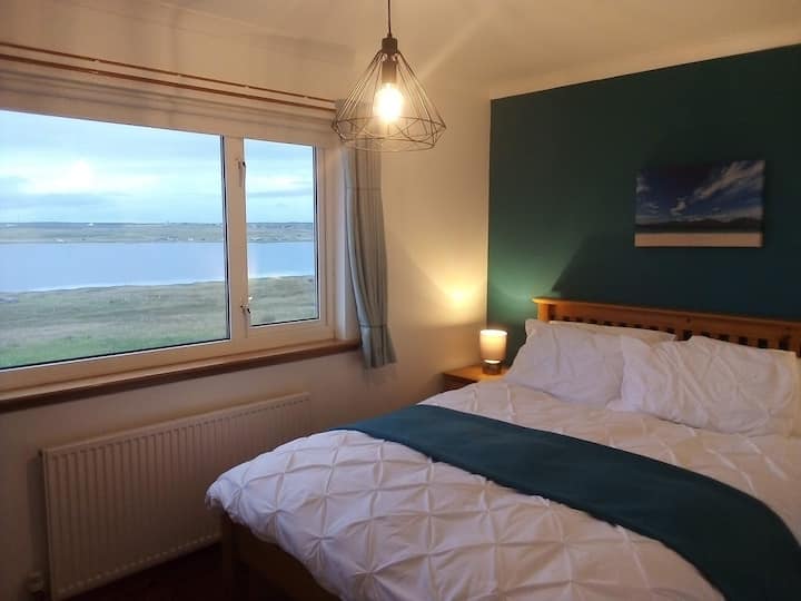 Hoofdslaapkamer met uitzicht op loch-barvas en Atlantische oceaan