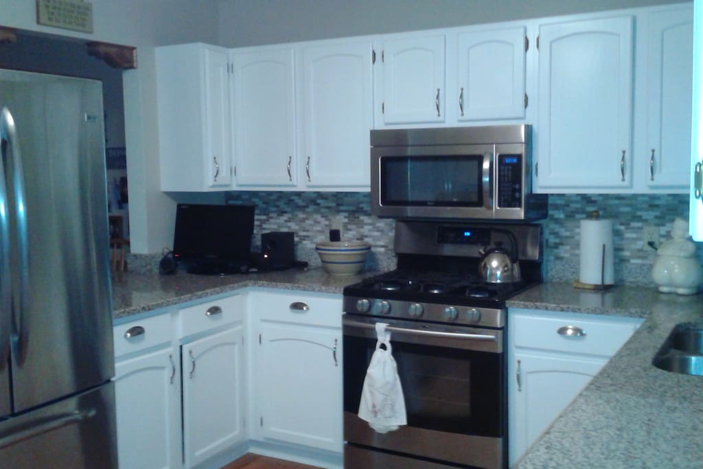 lovely farmhouse style kitchen w/dishwasher