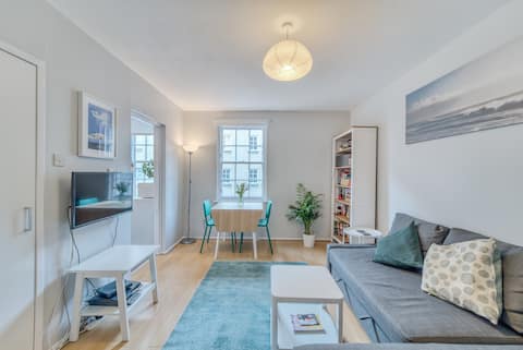 Popular Airbnb listing: Castle View Apartment (615) - great reviews in Old Town