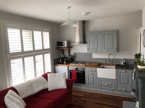 Popular Airbnb listing: Windy Corner Cottage Whitstable,Seaview. in Whitstable