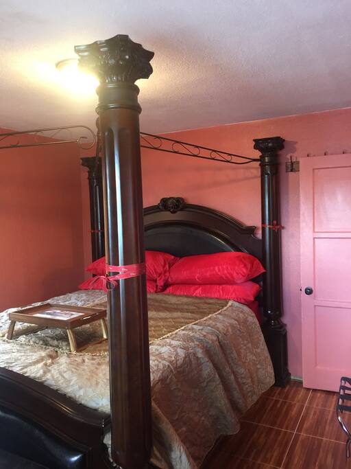 MDM ASPEN'S PLACE CALIFORNIA KING SIZE CANOPY BED
