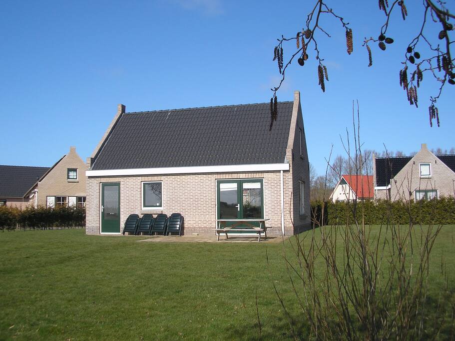 grote tuin van 770 m2 met vrij uitzicht op de weilanden