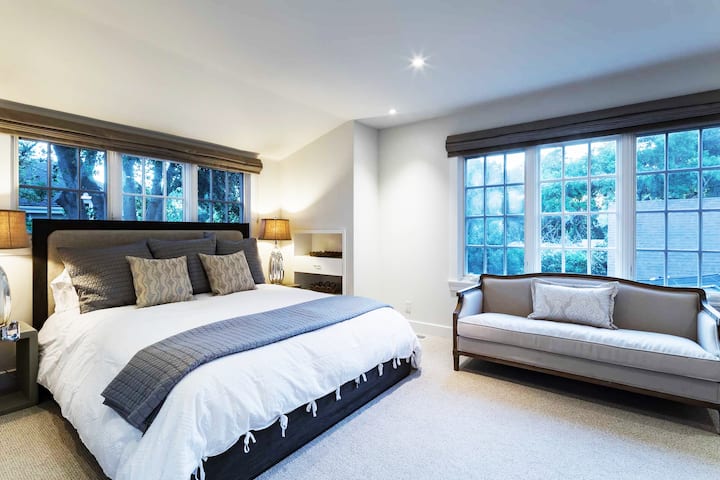 El dormitorio principal cuenta con una cómoda cama tamaño king.