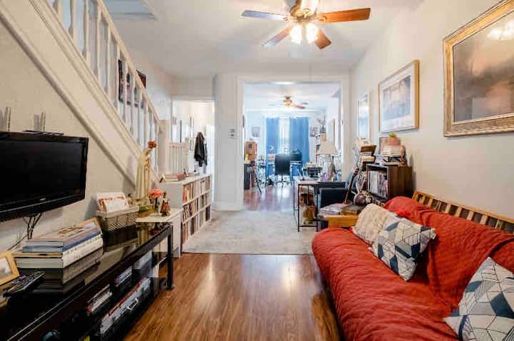 Comfortable Oasis — queen bedroom with private bath, near Hopkins