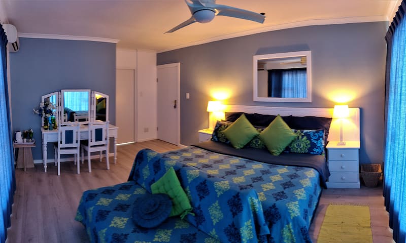 Penguinden-TopFloorApt with SeaView,NOloadshedding gallery image 4