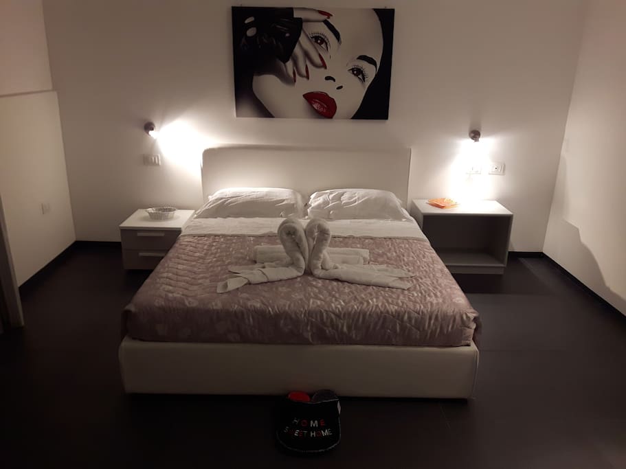 ampia camera da letto matrimoniale