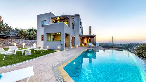 Breathtaking View: Private Heated Pool, Chania