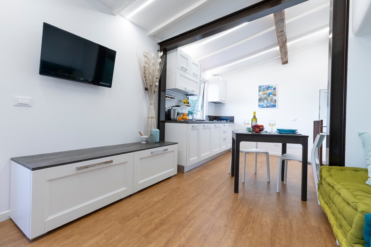 Top performing Airbnb: Giulia's GIALLO ORO penthouse in Riomaggiore