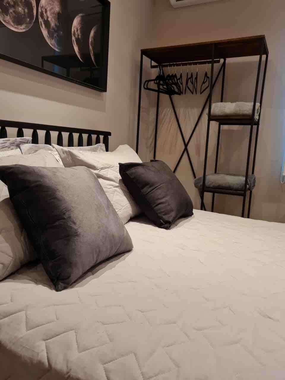 Apartmán s manželskou posteľou, oddelenou posteľou s klimatizáciou a TV . Posteľná bielizeň a uteráky 