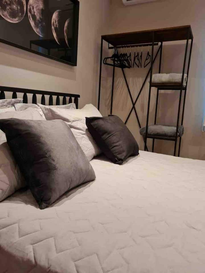 Suite con una cama doble y una cama individual con aire acondicionado y TV . Ropa de cama y toallas 