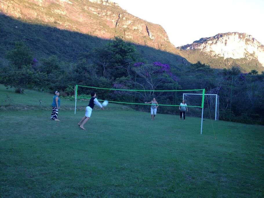 Temos um pequeno campo onde nossos hóspedes podem praticar esportes!