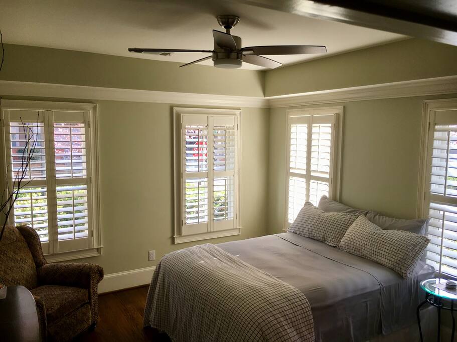 Super comfortable, pillow top queen bed and extra pillows- both down and fiberfill.