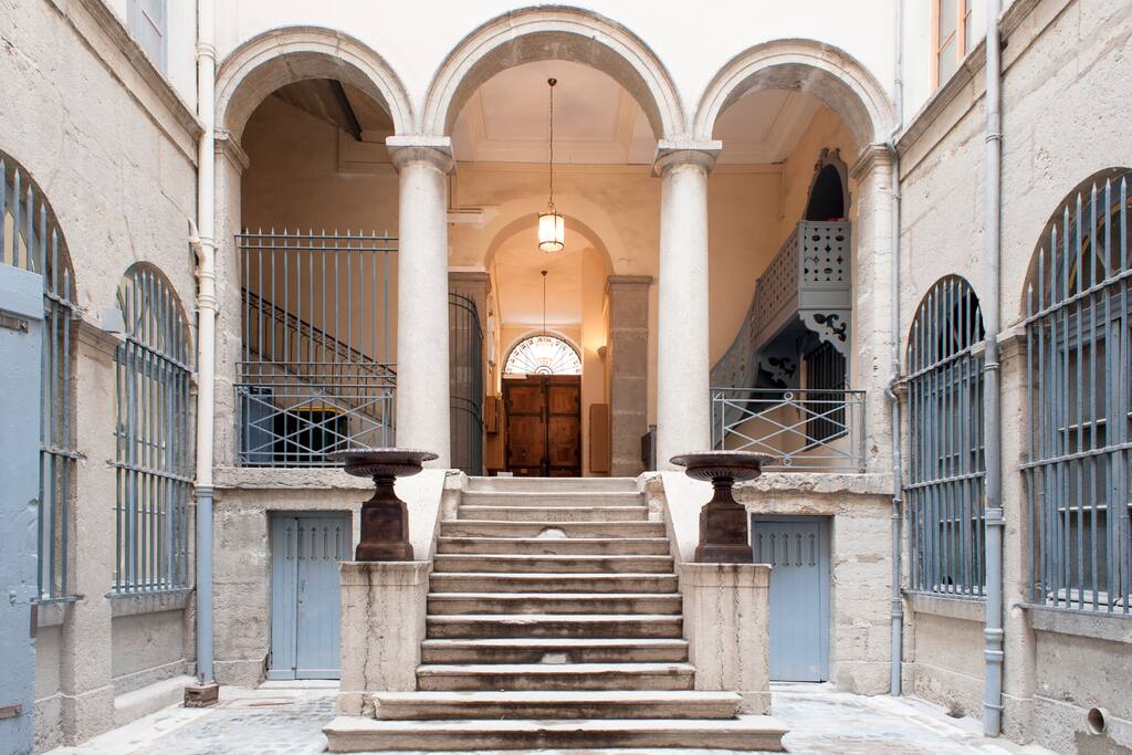 La cour intérieure de l'immeuble / Courtyard