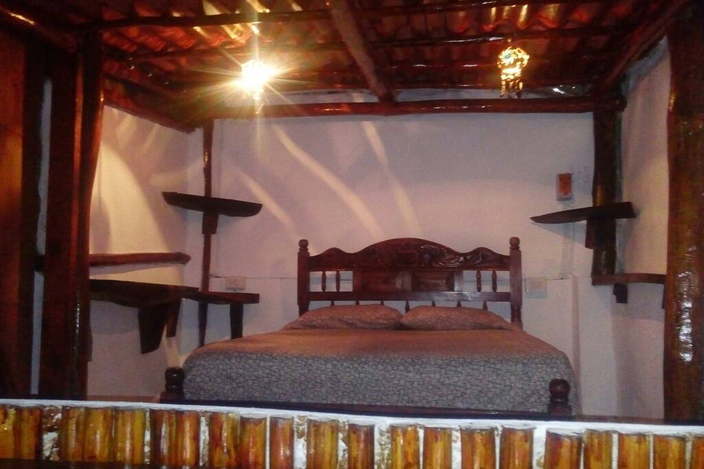 Cuenta tambien con luz y enchufes para conectar sus dispositivos