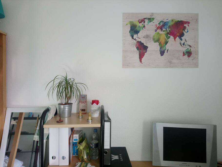 Vue face au lit : Bureau avec petite télévision.