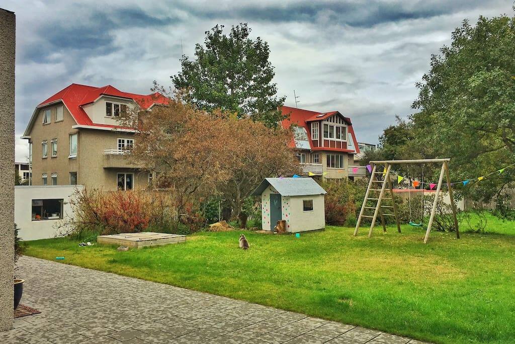 The Garden out side the StudioApartment