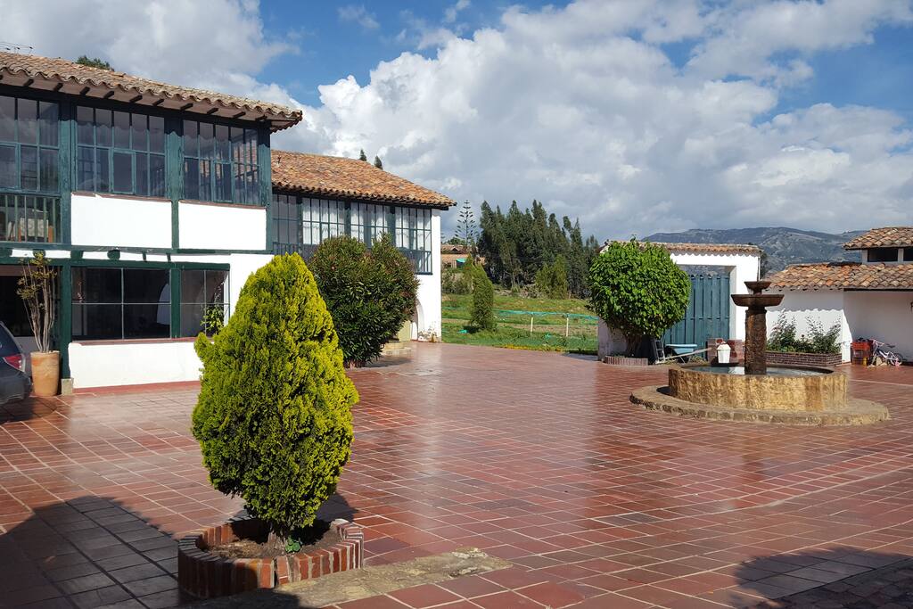 A unique place full of history and colonial magic.
The property was built in the 21st century by the religious order of the Dominicans.
With the independence of Colombia, the property was confiscated and donated to a family in the region who supported the liberating cause.
The Hacienda has been maintained and is currently one of the most representative historical sites of the region.
The Hacienda Santo Domingo is located in the Samaca Valley, at an altitude of 2,620 meters above sea level and a temperature between 14ºC and 18ºC on average.
The Samaca Valley is located 30 kilometers from Tunja, the capital city of the department of Boyacá and 20 kilometers from the Colonial village of Villa de Leyva.
The Hacienda Santo Domingo is a place of calm and peaceful, in the middle of the Samaca Valley, ideal to enjoy a few days of rest.