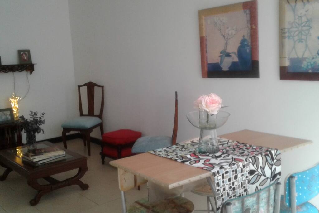 Hermoso apartamento de un piso, cómodo y ventilado. Ubicado en un punto estratégico de la ciudad. Cercano a las paradas del transporte público tanto en sentido norte como sentido sur. A una cuadra encontrarás la Biblioteca Departamental y Planetario. A 5 minutos del Barrio San Antonio y del centro de la ciudad.
El apartamento cuenta con nevara y lavadora, tiene 2 patios que le dan mucha frescura, iluminación e independencia.