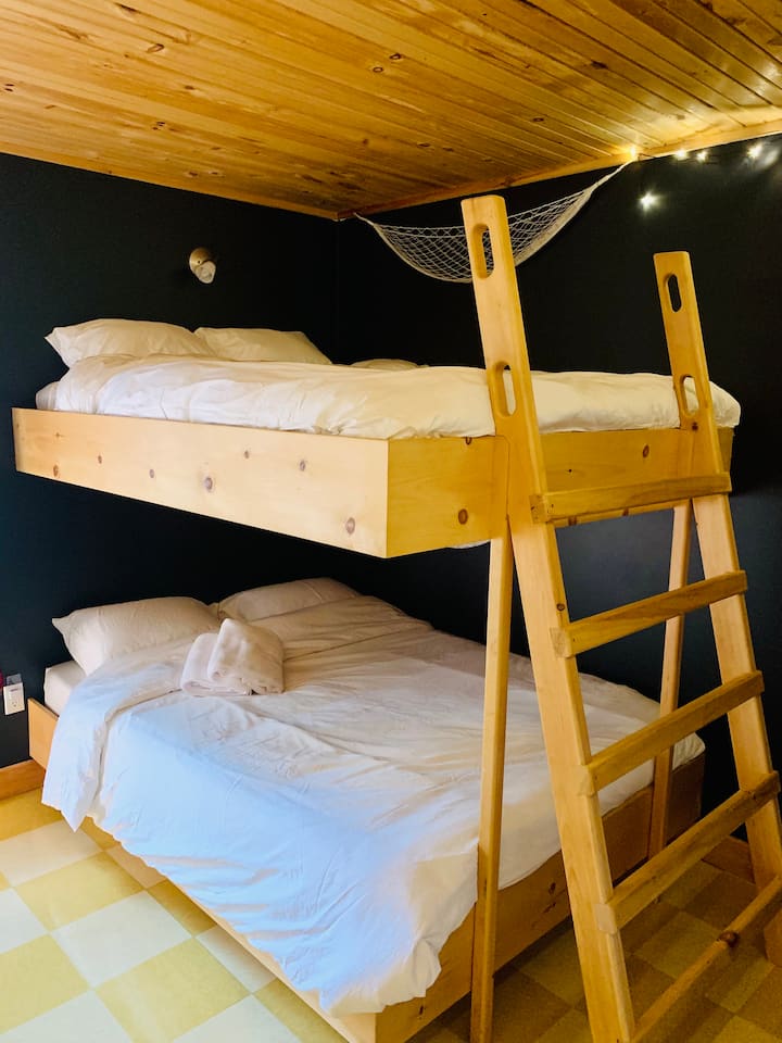 ห้องพักสองชั้นพร้อมเตียงควีนไซส์ 2 เตียง