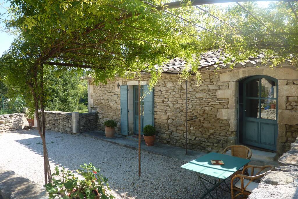 Extérieur du gîte, coin ombragé par la pergola