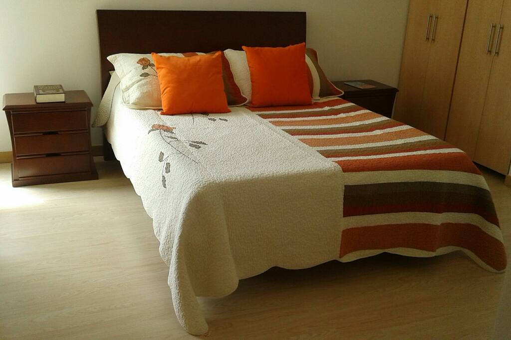 Cómoda habitación cama doble!