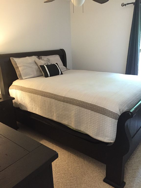 Spálňa na spodnom poschodí s manželskou posteľou.