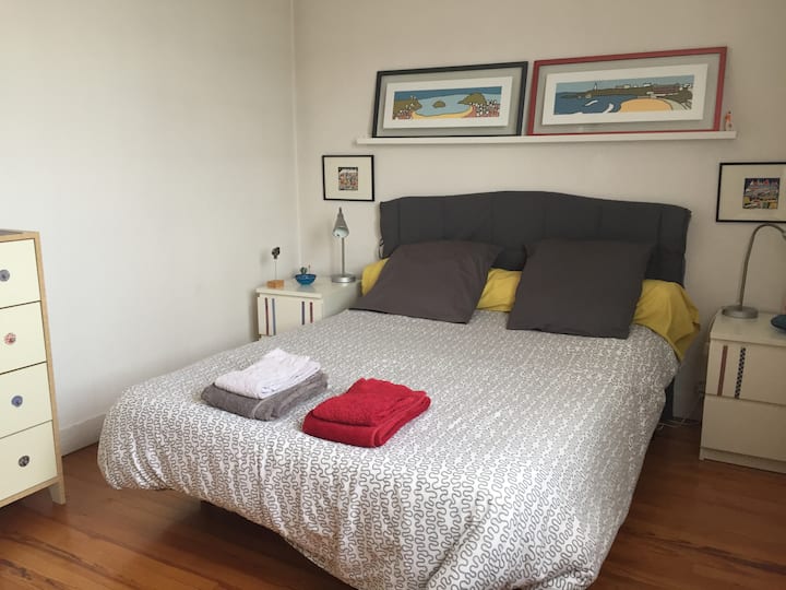 ห้องนอน 2: เตียง 140 เตียงตู้เสื้อผ้าพร้อมที่เก็บของ  