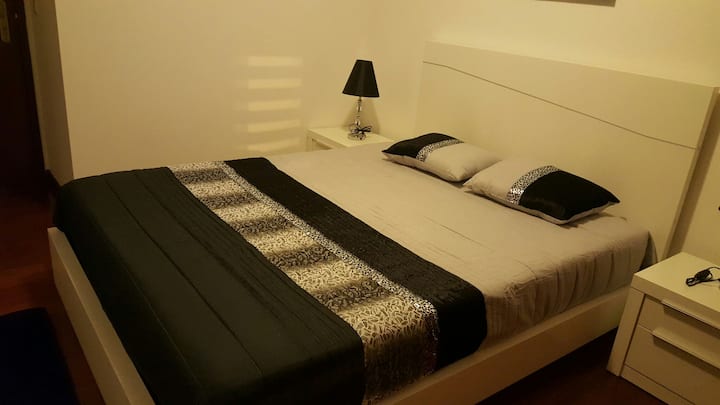 Habitación con cama de dos plazas. 