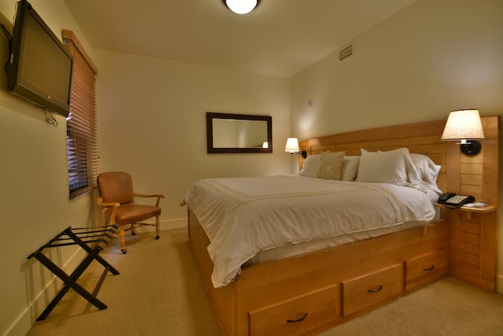1 Bedroom Luxury Suite - Bedroom