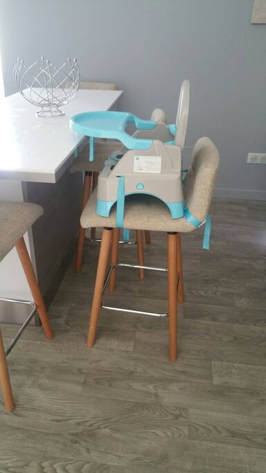 chaise haute sur demande pour votre bébé à votre disposition
