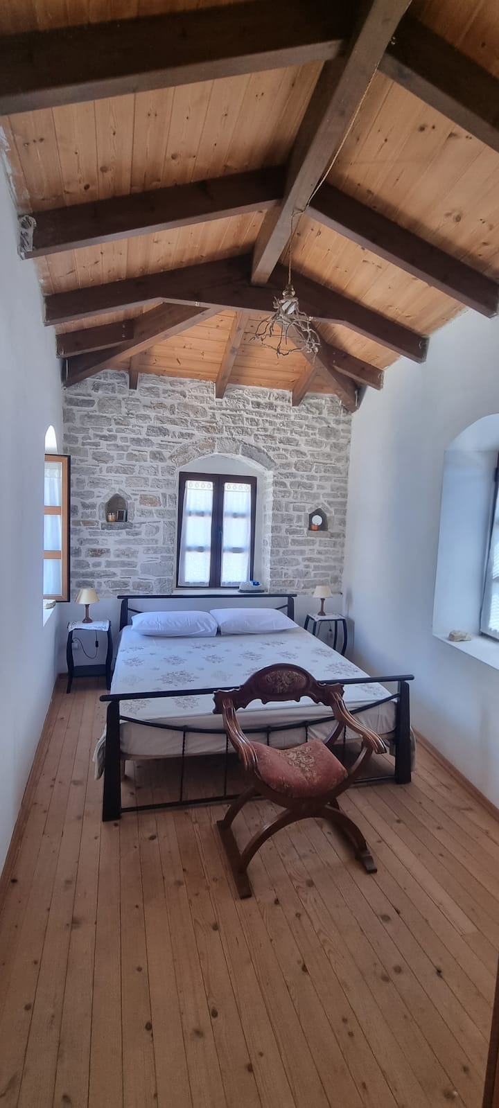 Hoofdslaapkamer met 4 ramen met uitzicht op de berg en zee, ook uitzicht op de tuin.