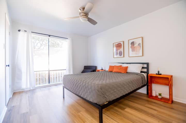 Bedroom #3: One of two guest bedrooms with a queen bed. Call dibs on the orange room!