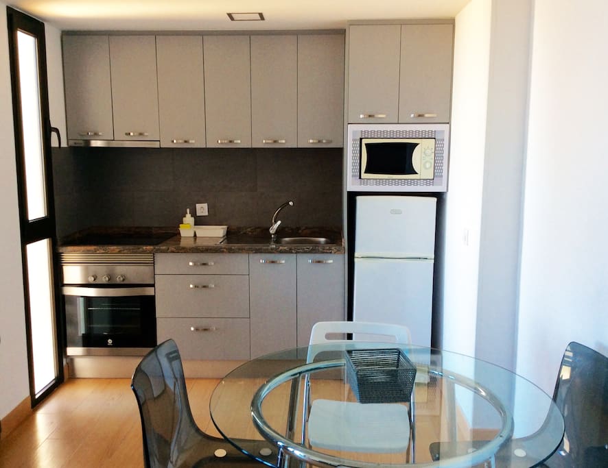 Stylishly efficient kitchen (microwave, refrigerator, oven) - Cocina completamente equipada (microondas, nevera, horno)