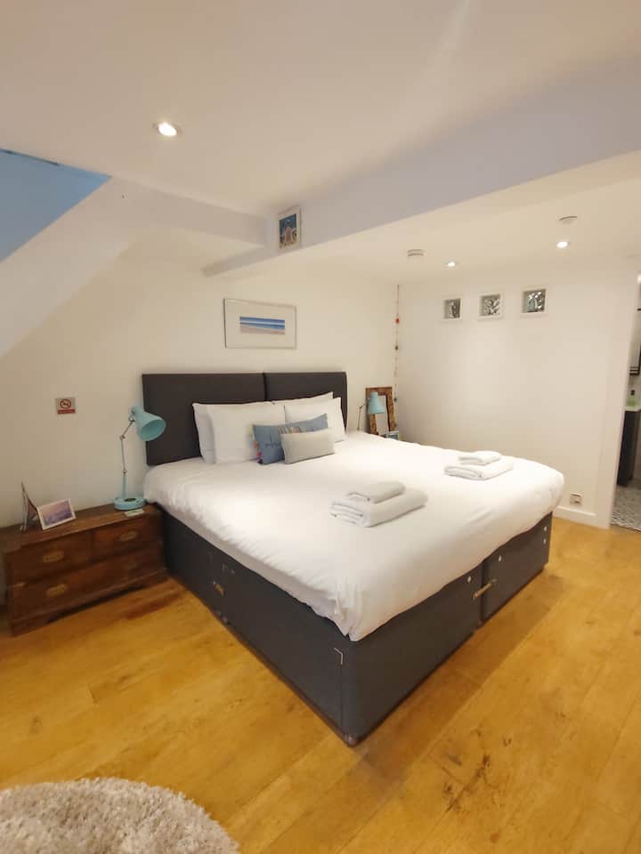 Camera da letto 3 nel seminterrato, con letto super king-size. 