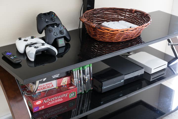 Გასართობი სივრცე, რომელიც აღჭურვილია Xbox One-ით, Wii-ით და თამაშებით