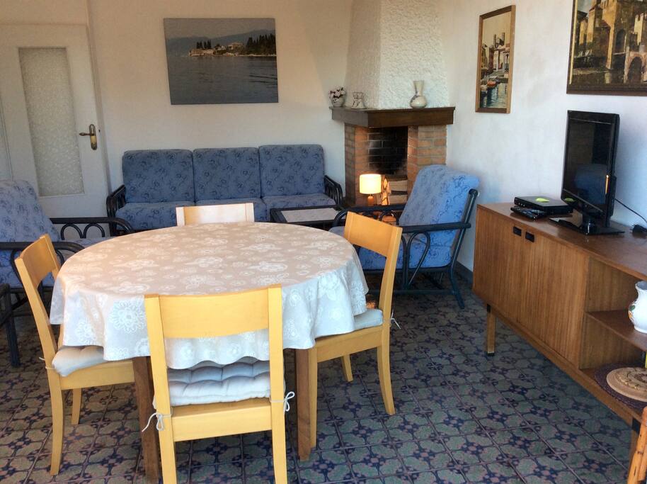 Lesen der großen Krimi Sammlung am Kamin