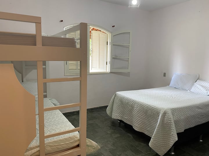 Dormitorio 3

1 cama de matrimonio
1 litera con cama auxiliar
Total 4 camas en esta habitación