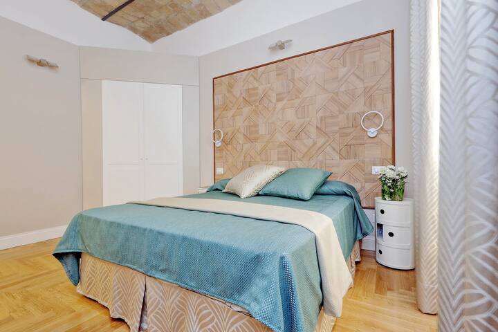 Penthouse + apartment at the Colosseum 10 people gallery image 3