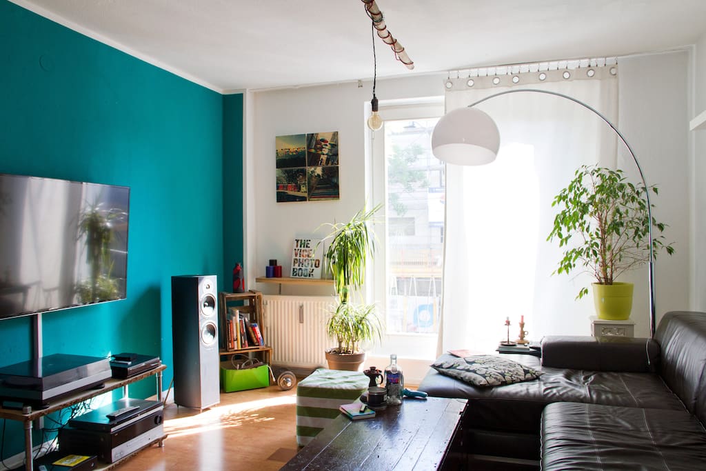 Wohnzimmer mit TV // Living Room with 55" TV