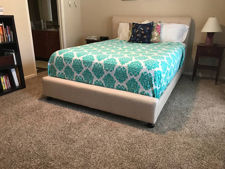 Master bedroom - 1 queen bed.