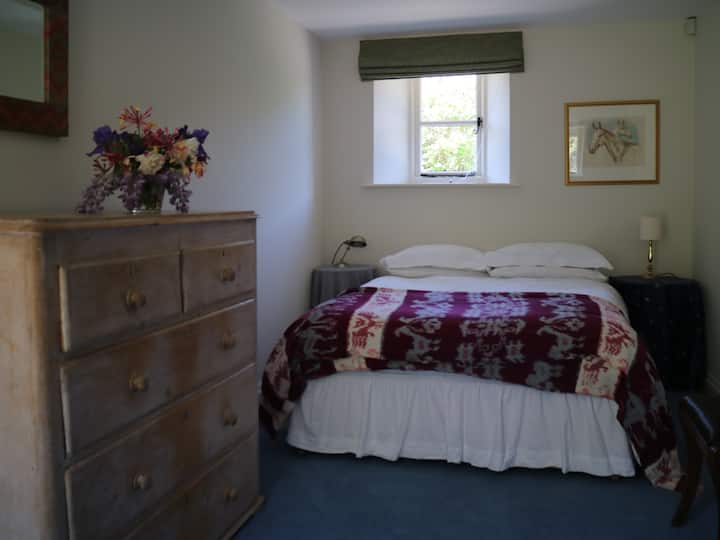 DORMITORIO CON JARDÍN.