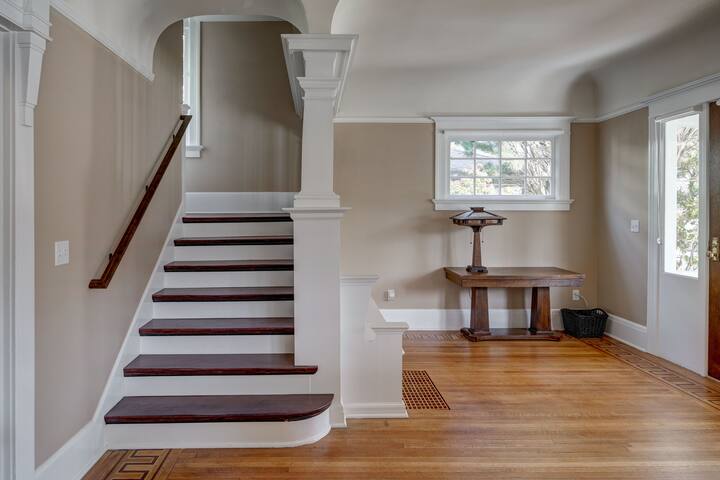 Luxurious Home For Up to 10 Guests (7 Queen Beds) gallery image 3