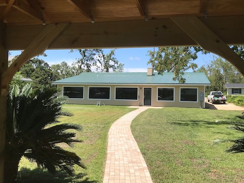 Enjoy the Robins Nest on beautiful Lake Seminole