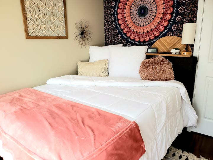 Chumba cha kulala #2 w/ Jack-n-Jill en suite (Kitanda cha watu wawili). Mapambo MAPYA Agosti 2021