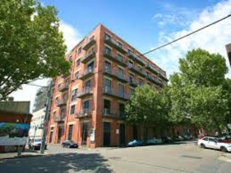 the apartment building on the corner of Gore and Rose Streets