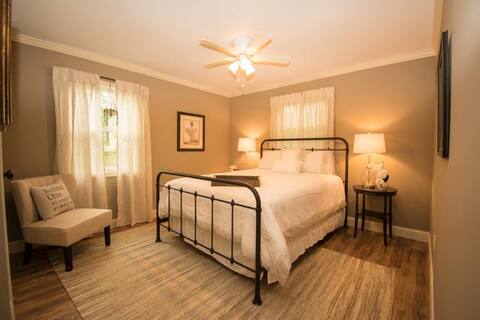 Newly remodeled Cottage off Historic Town Square!