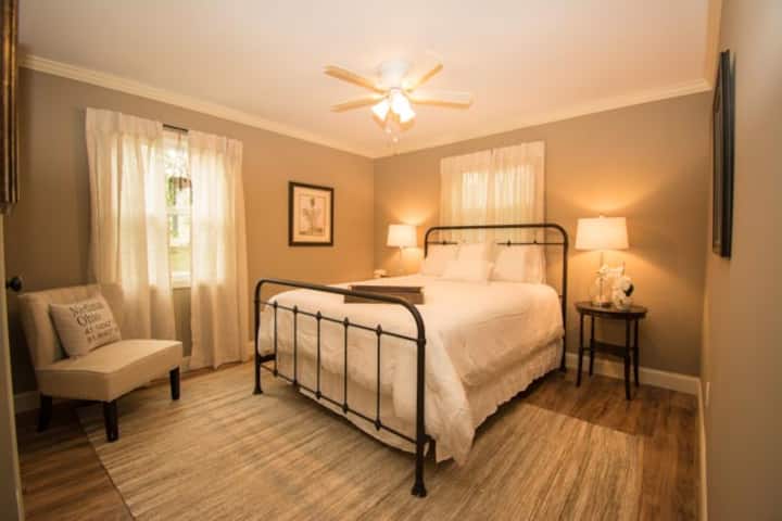 Quaint and cozy Cottage off Historic Square!