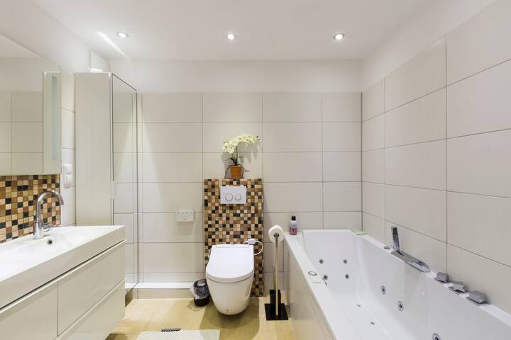 LEGAL and central Luxury Apt., underfloor heating gallery image 4